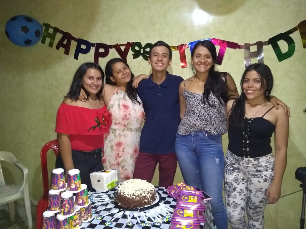 Luz, María José Cuellar, el cumpleañero, Juan Pablo Monje; la abogada Alejandra Cuellar y Natalia Zúñiga.